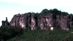 pfaffenstein mit bäumen und natur